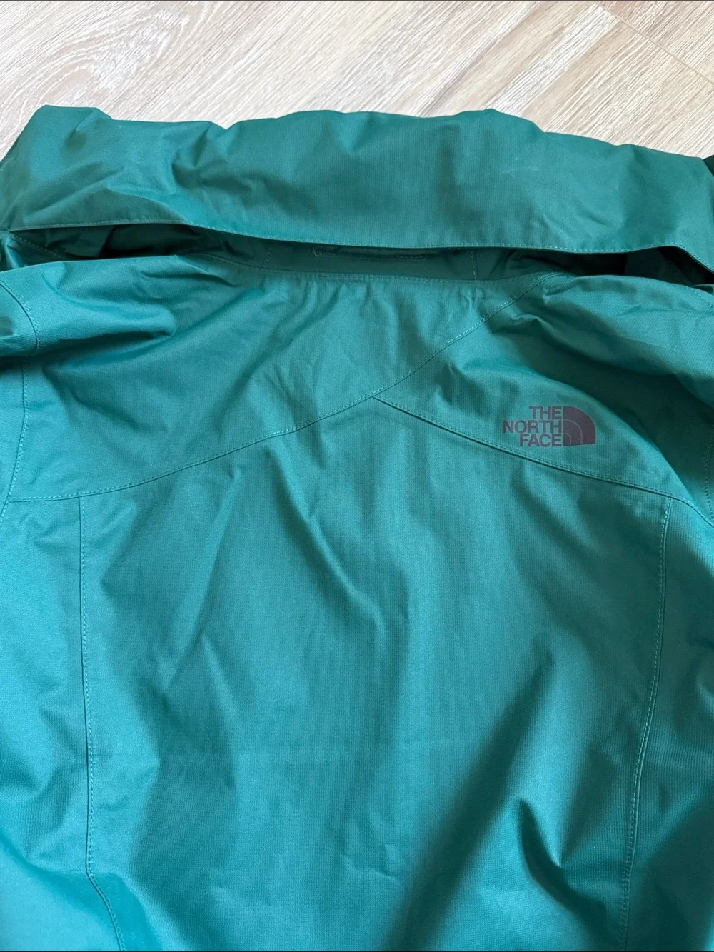 The North Face Women’s Green Lightweight Raincoat w/ Hood. - Picture 5 of 5